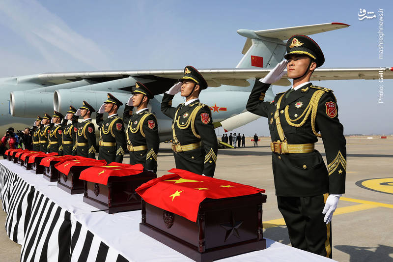 تحویل بازمانده پیکر سربازان کشته‌شده چینی در جنگ دو کره طی 1950-1953 در فرودگاه اینچئون