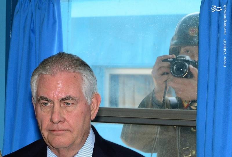 تصویربرداری سرباز کره شمالی از تیلرسون وزیر خارجه آمریکا در مرز دو کره