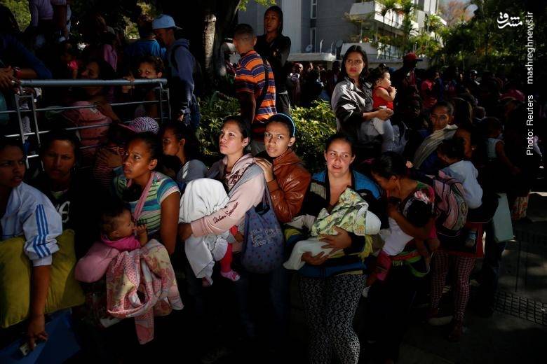 مادران ونزوئلیایی در صف انتظار داروخانه به دلیل شرایط دشوار اقتصادی در این کشور بر اثر فشارهای داخلی و خارجی به دولت مادورو