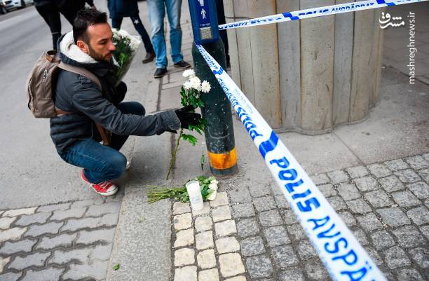 ادای احترام مردم استکهلم به قربانیان حادثه تروریستی روز جمعه ، در محل این حادثه