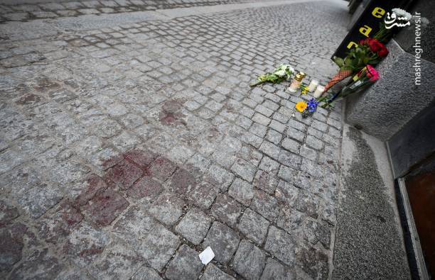 ادای احترام مردم استکهلم به قربانیان حادثه تروریستی روز جمعه ، در محل این حادثه