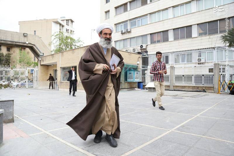 اولین روحانی که برای نام نویسی وارد وزارت کشور شد اولین روحانی که برای نام نویسی وارد وزارت کشور شد