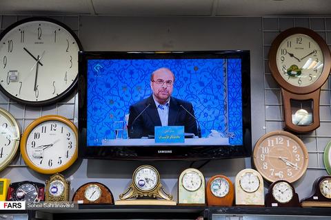 عکس/ پخش مناظره انتخاباتی در ساعت فروشی