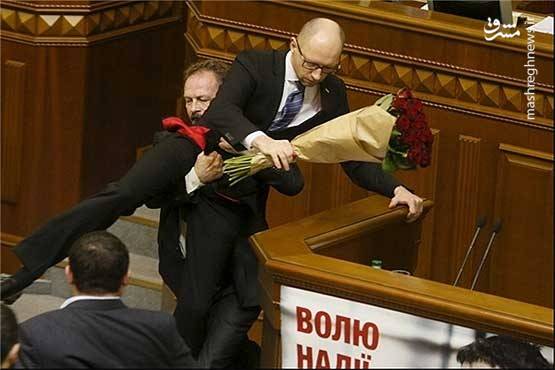  حمله یکی از نمایندگان پارلمان اکراین به رئیس جمهور این کشور