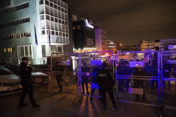 ترکیه سفارت هلند را محاصره کرد