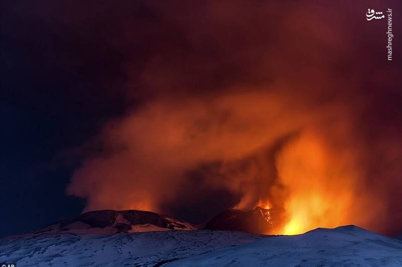 در پی فوران آتشفشان کوه اتنا (Etna) در جزیره سیسیل ایتالیا ۱۰ نفر مجروح شدند.