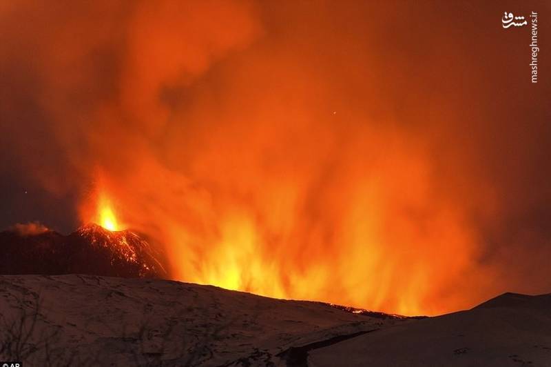 در پی فوران آتشفشان کوه اتنا (Etna) در جزیره سیسیل ایتالیا ۱۰ نفر مجروح شدند.