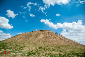  گردشگران نوروزی در تپه 9 هزار ساله ازبکی