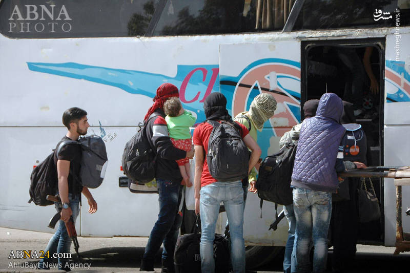  خروج عناصر گروه‌های تروریستی از شهر حمص سوریه 