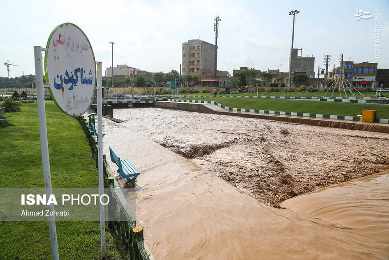 فعال شدن رودخانه شهر قم در پی باران شدید