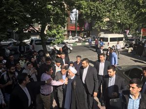 حسن روحانی هنگام ورود به حسینیه ارشاد برای شرکت در انتخابات