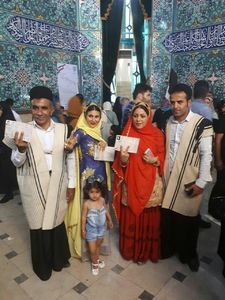 عکس/ حضور یک خانواده با لباس بختیاری در انتخابات