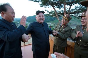 کیم جونگ اون در جمع دانشمندان موشکی کره شمالی