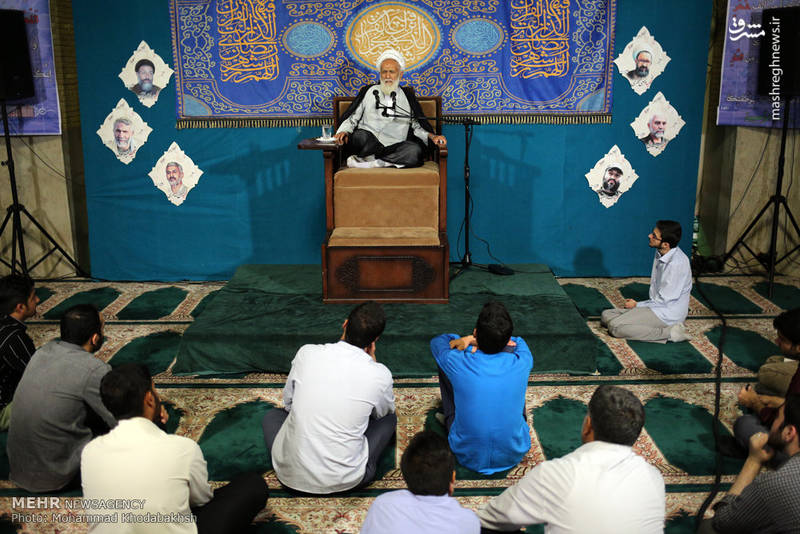 مناجات خوانی ماه رمضان در مسجد دانشگاه امام صادق(ع) 