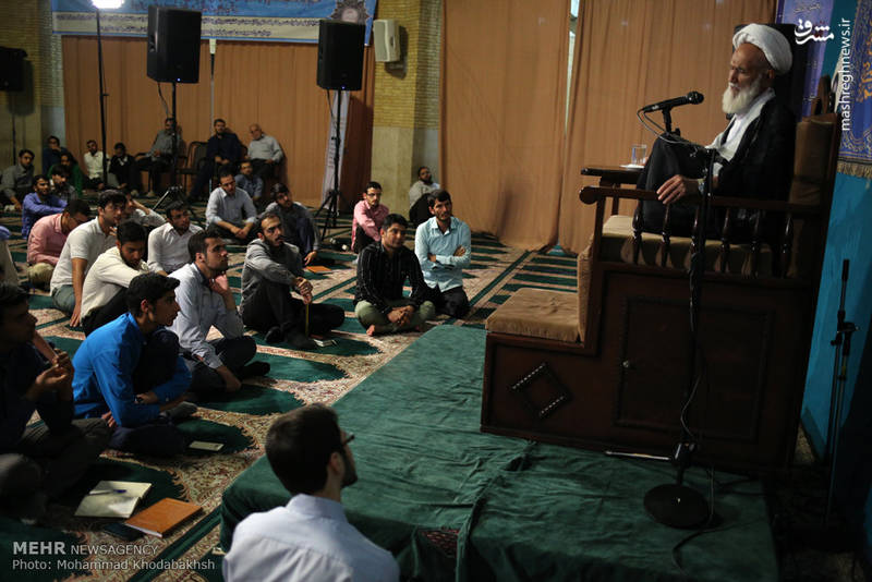 مناجات خوانی ماه رمضان در مسجد دانشگاه امام صادق(ع) 