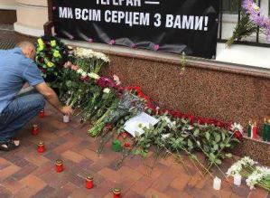 ادای احترام شهروندان اوکراین به شهدای حملات تروریستی در تهران