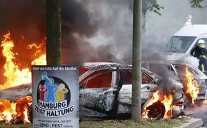 فیلم/ به آتش کشیدن چندین خودرو در آلمان