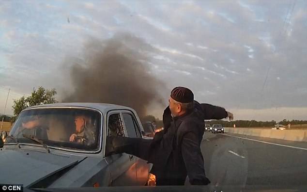فیلم/ نجات دلهره آور سرنشین‌های خودروی آتش گرفته