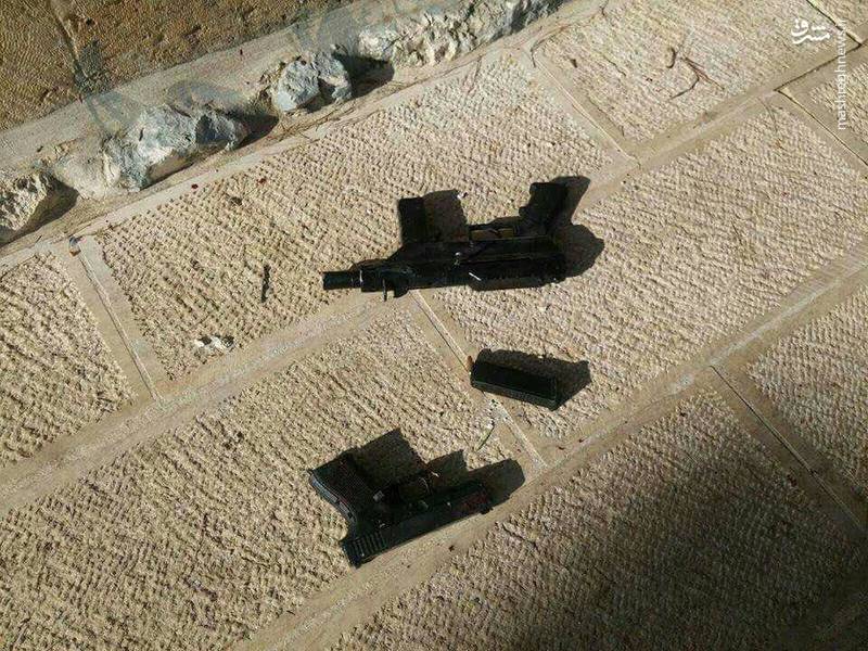 سلاح های بجا مانده از شهدای حمله روزگذشته صبح در صحن مسجد الاقصی
