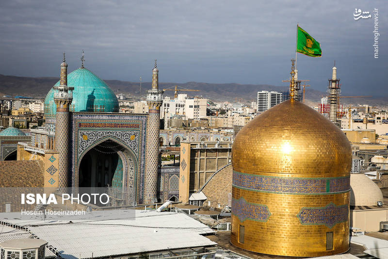 از جمله فضاهای مرتبط با حرم امام رضا (ع)، مسجد گوهرشاد، موزه، دو کتابخانه، چهار مدرسه علوم دینی، گورستان، دانشگاه علوم اسلامی رضوی، رواق‌های وسیع برای نمازگزاران است.