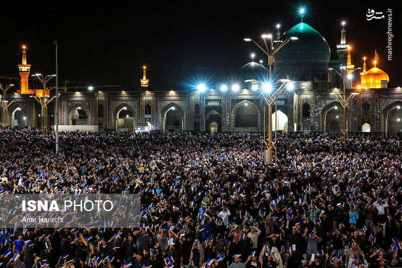 مجموعه حرم امام رضا (ع)، آرامگاه هشتمین امام شیعیان است که از نظر مساحت، بزرگترین مسجد و از لحاظ جمعیت، دومین در جهان محسوب می‌شود.