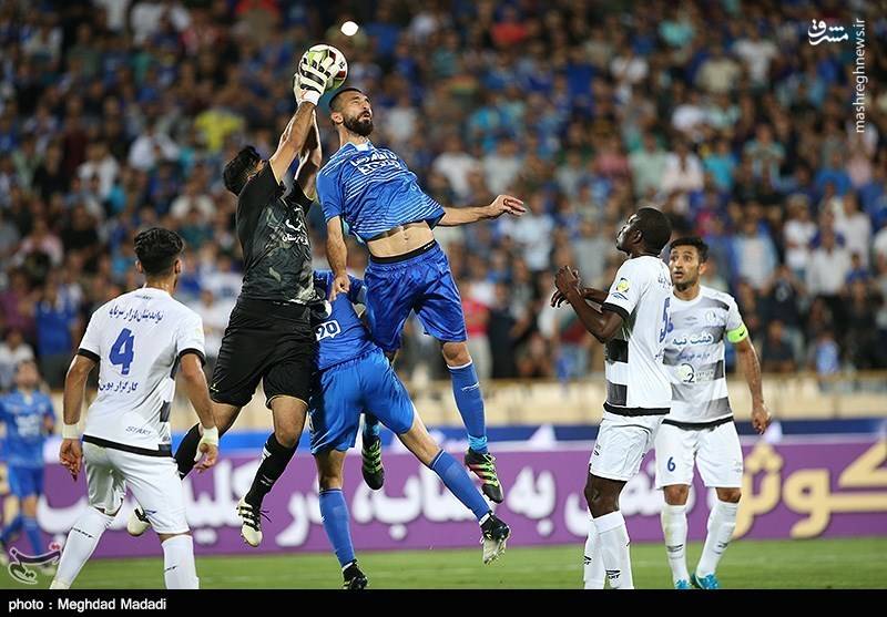  دیدار تیم‌های فوتبال استقلال تهران و استقلال خوزستان 