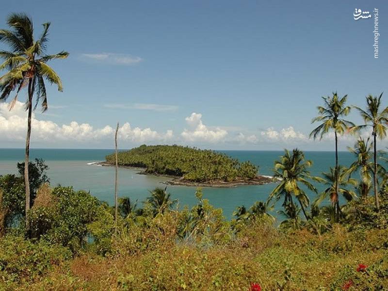  جزیره شیطان (Devil Island)/ جزیره تبعیدگاه شیطان برای بار اول در سال ۱۸۵۲ افتتاح شد، و یکی از بدنام‌ترین زندان‌ها در تاریخ است. در طول ۹۴ سال فعالیت خود، این زندان سیاسی محل نگهداری زندانیان سیاسی و مجرمان سرسخت بود. زندانیانی که اقدام به فرار می‌کردند با رودخانه‌های آلوده پیرانا و جنگل‌های انبوه گویان فرانسه مواجه می‌شدند.