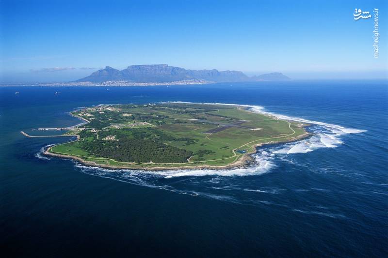  جزیره روبن (Robben Island)/ جزیره روبن در کنار سواحل کیپ تاون، آفریقای جنوبی واقع شده که در طول سال‌ها عملکردهای فراوانی از جمله مستعمره مبتلا به جذام در یک نقطه را داشته است. با این حال به عنوان یک زندان تحت نظر رژیم آپارتاید شناخته شده می‌باشد. چهره‌های شناخته شده مانند نلسون ماندلا و کالما مُتلانس تنها تعداد کمی از زندانیان سیاسی آن زمان در این زندان بودند.