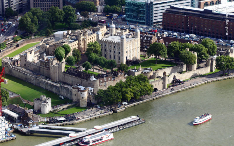  برج لندن (Tower of London)/ برج لندن  در حال حاضر محل نگه‌داری تاج و تخت و جواهرات بریتانیا می‌باشد و یکی از جاذبه‌های توریستی برتر در انگلستان است، این برج از سال ۱۱۰۰ تا اواسط قرن بیست زندان بود. زندانیان مشهور در اینجا عبارتند از سر توماس مور، شاه هنری هشتم، آنه بولین و کاترین هاوارد (همسران پادشاه هنری هشتم) و رودلف هس. برج لندن مشهورترین ساختمان خالی از سکنه در لندن است.