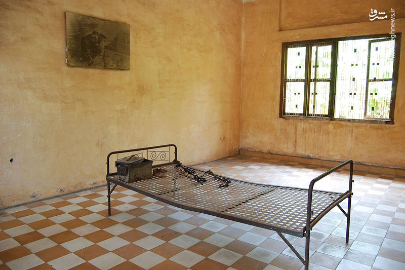  موزه نسل‌کشی تول سلنگ/ 
در سال ۱۹۷۵، تول سلنگ یا تیول اسلنگ توسط رژیم خمرها از آنچه زمانی دبیرستان بود تبدیل به زندان شد، که یکی از وحشتناک‌ترین زندان‌های جهان است. زندانیان به منظور اجبار به اعتراف به جرمی که به آن متهم شدند مرتب مورد شکنجه قرار می‌گرفتند. هنگامی که آنها به نام توطئه‌گران اعتراف می‌کردند اعدام می‌شدند. از بیش از ۱۷۰۰۰ زندانی تول سلنگ، تنها چند بازمانده شناخته شده وجود دارند. 