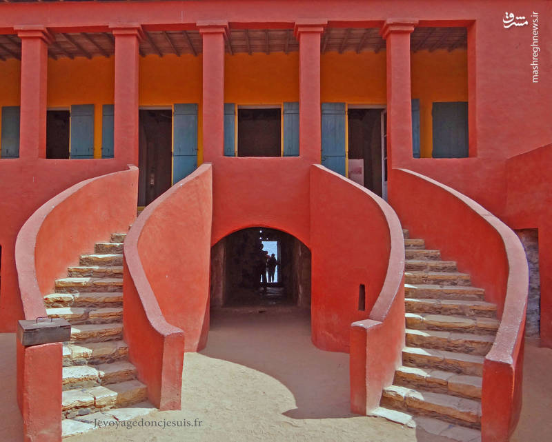  جزیره گورِ (Goree Island)/ هزاران نفر از بردگان قبل از اینکه فرانسه تجارت برده را در سال ۱۸۴۸ لغو کند از جزیره گورِ در سنگال عبور کردند. خانه بردگان تنها یکی از مکان‌ها در این جزیره است که قبل از اینکه برده‌ها با کشتی به آمریکای شمالی و جنوبی منتقل شوند در آنجا نگه‌داری می‌شدند.