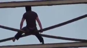 فیلم/ مرد عنکبوتی اهواز از ارتفاع سقوط کرد (۱۸+)