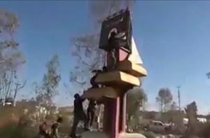 فیلم/ پایین کشیدن پرچم داعش در مرکز تلعفر
