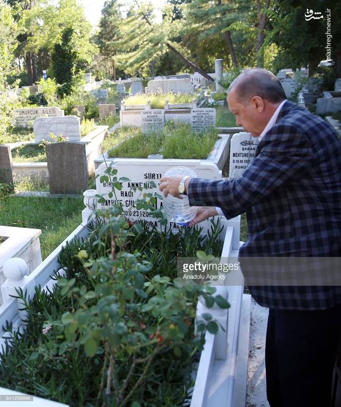 اردوغان بر سر مزار پدر و مادرش حضور یافت