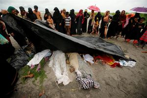 پیکر بیجان مهاجرا روهینگیایی که قایق آنها پیش از رسیدن به بنگلادش غرق شد. موج جدیدی از کشتار مسلمانان در مینمار به راه افتاده و امکان ورود خبرنگاران را به منطقه روهینگیا نمی دهند