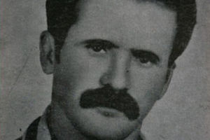 تندیس دریاقلی سورانی به خانواده دو قهرمان گمنام اهدا شد شهید دریاقلی سورانی - کراپشده