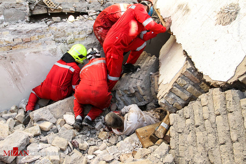 عملیات برای نجات کارگر گرفتار در زیر آوار - مشهد