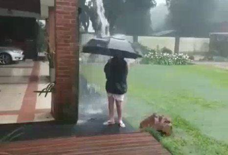 فیلم/ لحظه برخورد صاعقه به انسان در هوای بارانی
