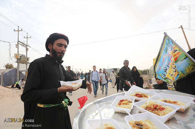 پذیرایی موکب‌های حسینی از زائرین اربعین در عراق 