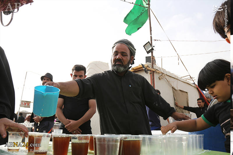 پذیرایی موکب‌های حسینی از زائرین اربعین در عراق 