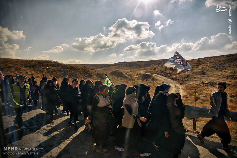 حرکت کاروان زائران پیاده به سمت مشهد