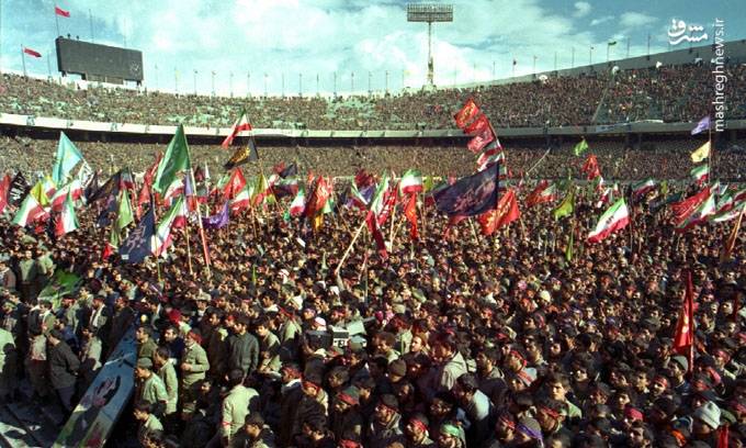 عکس/ دو تصویر از دو نسل انقلاب در استادیوم آزادی