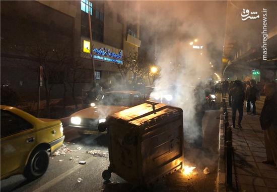 فیلم/ حمله به خودرو پلیس در مشهد توسط آشوبگران