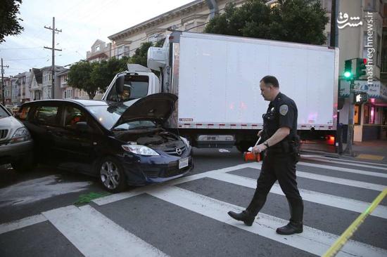 عکس/ هجوم کامیون به داخل پیاده‌رو در آمریکا