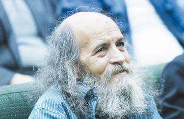 امرالله احمدجو: در سختترین دورههای نفوذ فرهنگهای بیگانه هویت اصیل خود را حفظ کردیم /در روایت سلمان در هم آمیخته است