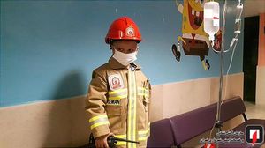 ابوالفضل ۷ ساله در لباس آتش نشان 
