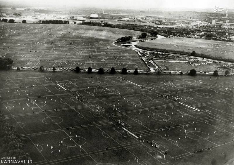  زمین های فوتبال بیشمار | انگلستان/
تعدادی از ۱۱۱ زمین فوتبال موجود در مرداب های هکنی (Hackney Marshes)، سال ۱۹۶۲. این مرداب های شهر لندن در قرون وسطی تخلیه شده بودند.