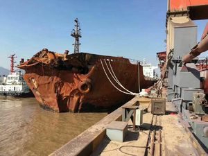 تصاویری از کشتی فله بر چینی که موجب غرق #کشتی_نفتکش_سانچی شد.