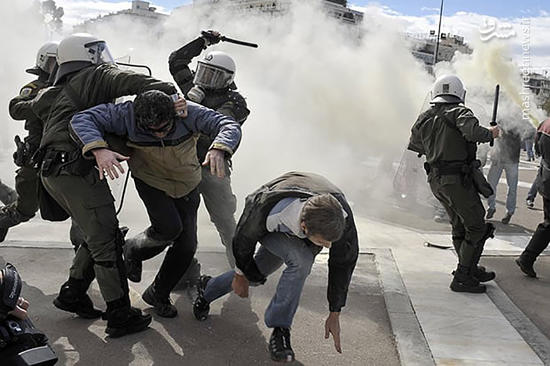فیلم/ تقابل سنگ و گاز اشک‌آور در یونان!