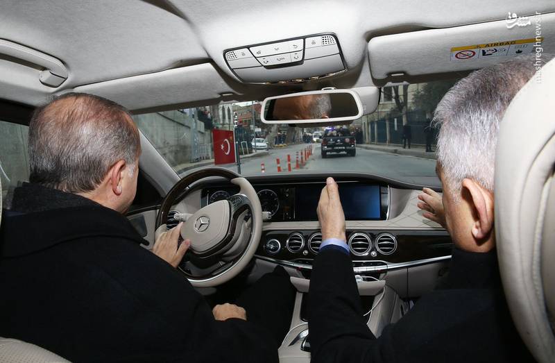 اردوغان در حال رانندگی به سمت محل افتتاح پروژه های شهری استانبول